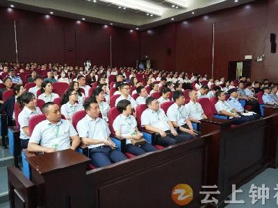 旁听庭审“零距离” 共同上好“警示课”