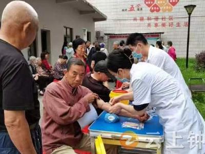 免费体检进小区  老年健康有“医”靠