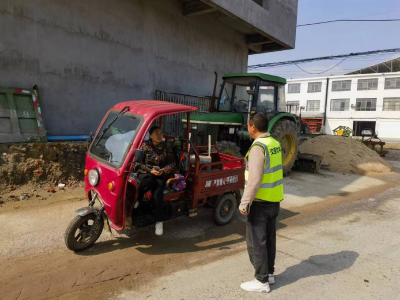 旧口镇：交通劝导我在岗 护航