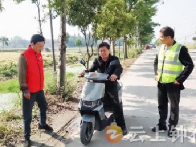 石牌镇三喜村开展安全出行交通劝导活动