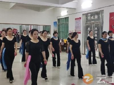 洋梓镇：文体活动暖民心 唱唱跳跳笑开颜