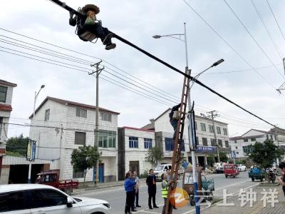 石牌镇：整治“空中飞线” 扮靓镇域“风景线”