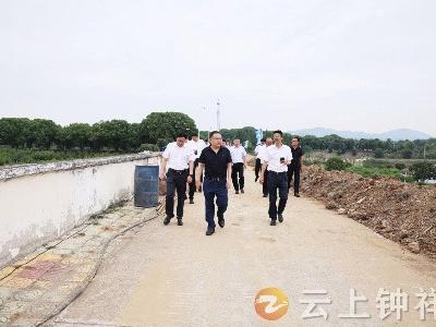 周军督办检查黄坡、温峡等地防汛抗旱工作