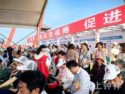 钟祥市举办“才聚梅园·职等你来”专场招聘会