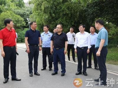 周军 杨孟富检查高考准备工作