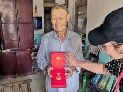 旧口镇东方红村：“七一”慰问老党员 颁发“光荣在党50年”纪念章