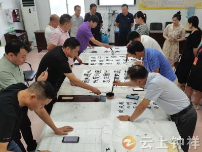 东桥镇“以笔会友 以墨联谊”书法传承进社区