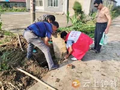 冷水镇：网格员维修下水道暖民心