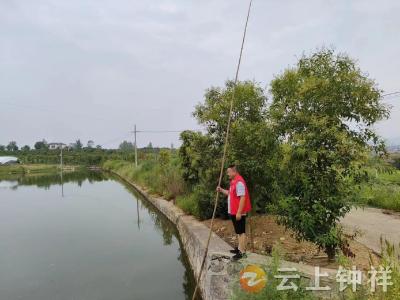 钟祥市东桥镇团山村网格员入户宣传防溺水