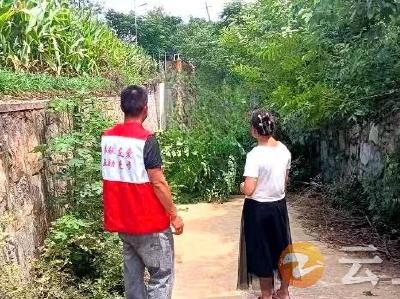 大树倾倒阻塞道路 网格员清障保平安