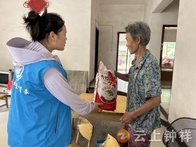 郢中街道社工站开展“夏送清凉”入户探访活动