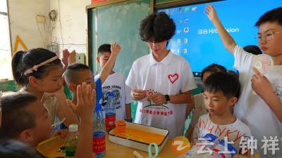 双河镇“希望家园”：奇妙科学实验课点亮科学探索之光