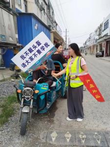 旧口镇：网格员化身交通“安全员” 保障群众出行安全