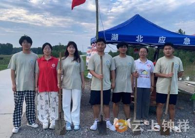 武昌理工学院实践团在汉江文集段参与防汛
