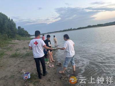 钟祥市红十字水上救护志愿服务队开展巡堤行动  护航群众生命安全