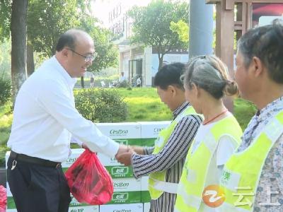 田野慰问一线城管队员 环卫工人