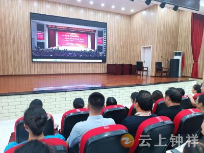 冷水镇教师观看荆门市“教育家精神”宣讲报告会