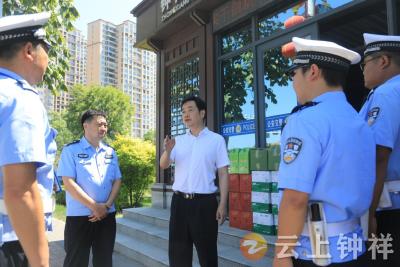 宋学军走访慰问一线高温执勤民辅警