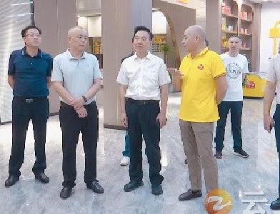 王小庆带队赴潜江考察