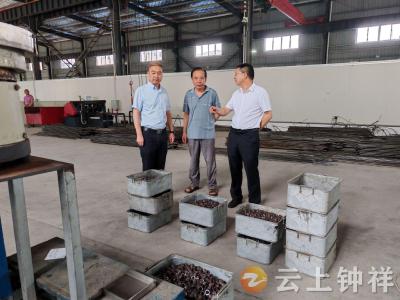 用心用情温暖企业——钟祥市科技经信局上门为企业家送生日祝福