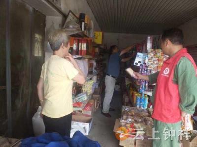 东桥镇金店村：网格员助力食品安全排查