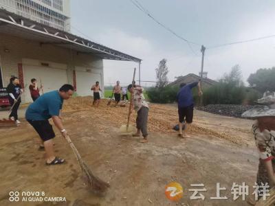 冒雨助邻居收晒粮 村民获积分奖励