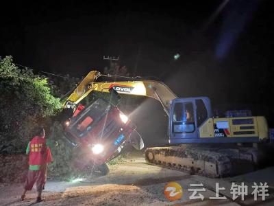长寿镇杨畈村：货车侧翻 众人星夜救援
