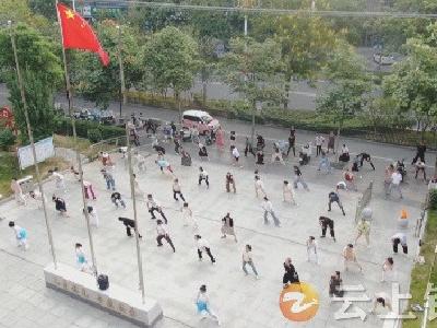 “锦”上添花 “医”路同行！钟祥市妇幼保健院开展“健身气功 八段锦”晨练活动