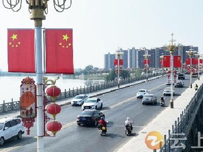 满目皆是“中国红”国庆氛围别样浓
