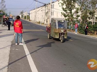 洋梓镇迎河村：开展交通劝导 改善交通秩序