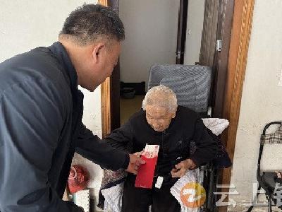 石牌镇：重阳节温情慰问百岁老人