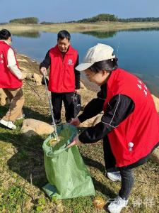 荆门住房公积金中心钟祥办事处开展“河小青”巡湖护湖活动