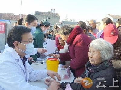 初冬邂逅便民服务“零距离” 健康义诊“有温度”