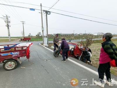 旧口镇古庙村：三轮车侧翻深沟 网格员倾情相助