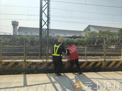 双河镇官冲村：网格员携手铁路部门 全力筑牢铁路安全防线