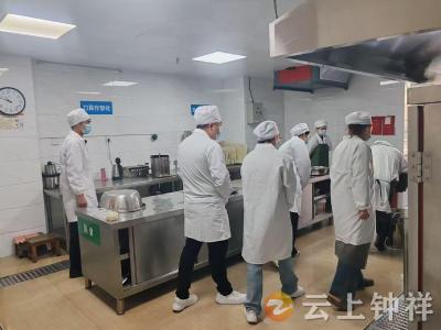 钟祥市承天小学附属幼儿园：提升食堂管理水平 共筑健康饮食防线