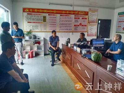 钟祥市公路局助力杨畈村秋收优质稻销售工作