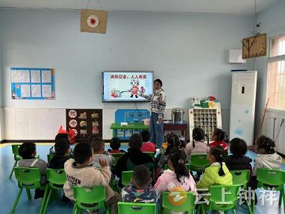 伍庙中心幼儿园：稚子学逃生 防患于未“燃”