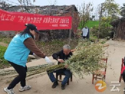 九里回族乡肖店社区：齐心协力制扫把 群策群力美家园