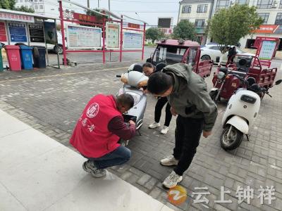 冷水镇：电动车上牌进村社 便民服务暖人心