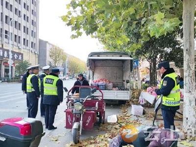 柴湖镇：清除“乱停车” 清出“文明线”