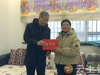 湖北省见义勇为基金会到钟祥慰问见义勇为牺牲英模家属