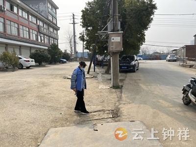 破损盖板扰民心 “格格”助力排隐患