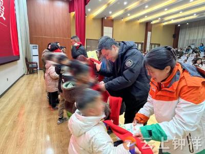 钟祥：童梦护航联盟为100名柴湖困境儿童发放温暖包