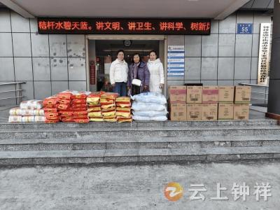 郢中街道王家湾社区：爱心人士春节前夕慰问家乡困难群众