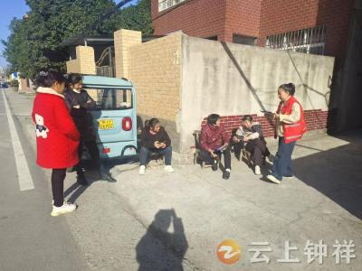 皇庄街道董家巷社区开展生育政策宣传活动