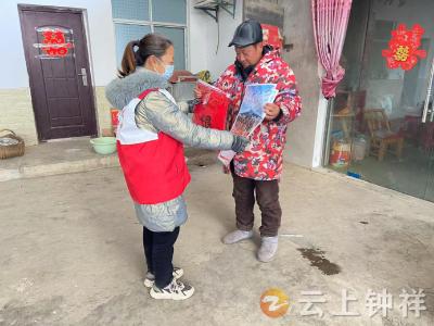 冷水镇网格员为退役军人送年画上门