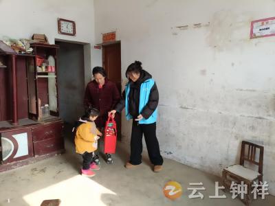 新春送祝福 慰问暖人心——石牌镇社工站开展节前走访慰问活动