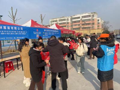钟祥就业招聘忙 “春风行动”大篷车开进旧口镇