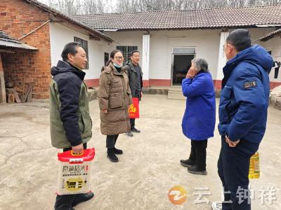 东桥镇清明村网格员春节前夕走访困难群众